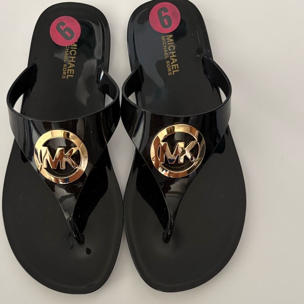 NWT Michael Kors Black Patent Jelly Thong Sandals with Gold MK Emblem-size 6 - Picture 1 of 4
